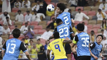 Un japonez de 1,95 metri, noua belea de pe capul lui Radu Drăgușin. Tottenham îl transferă pe starul asiatic