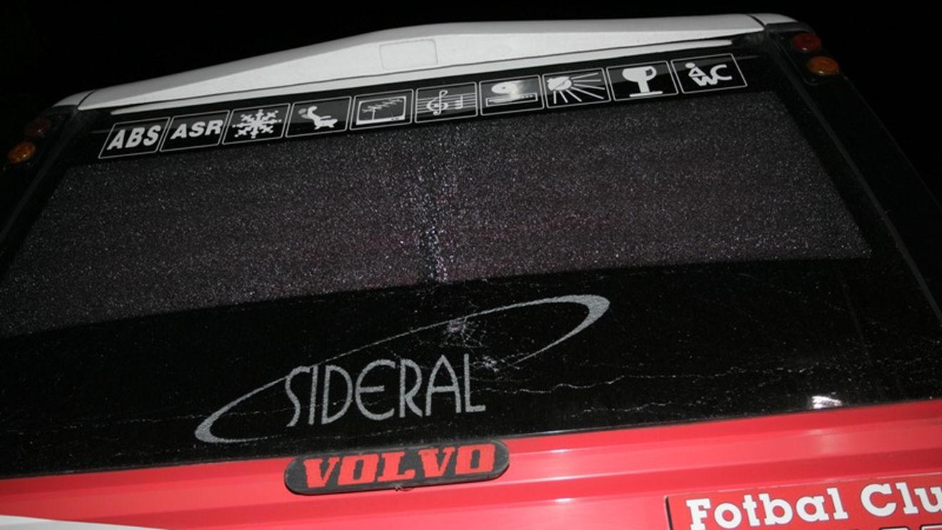 REMEMBER / Fanii steliștii au spart gemurile autocarului "câinilor"