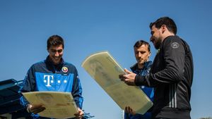 FOTO | Surpriză pentru Chiricheș și Pantilimon în cantonamentul naționalei. Cei doi și-au primit cartoanele din FIFA 18. Ce ratinguri au