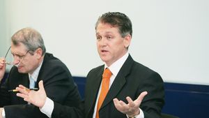 Un informator alături de delegația olimpică la Beijing