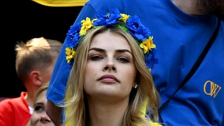 BOMBĂ! Cine este tânăra care a întors privirile la România - Ucraina 3-0. Are 28 de ani și a fost jurnalistă
