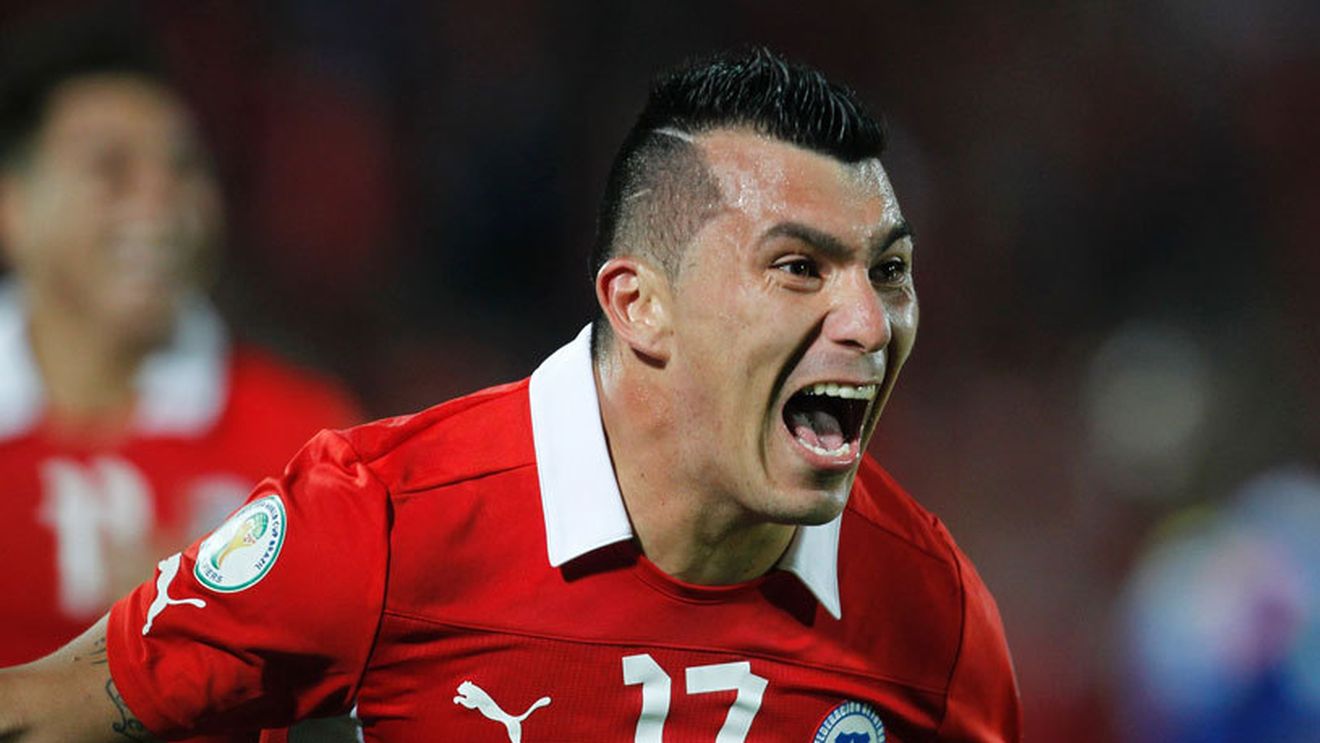 Chilianul Gary Medel a fost operat, după ce a fost lovit în figură la meciul amical cu Peru