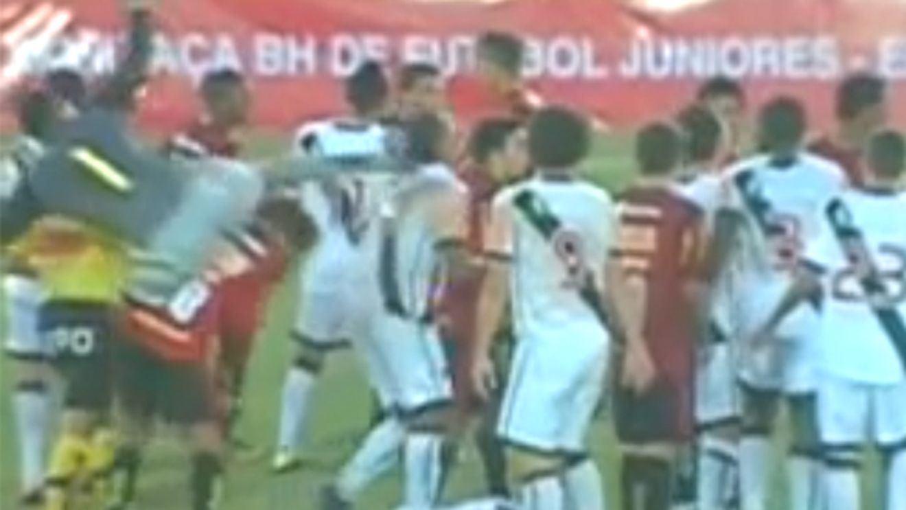 VIDEO ÎNFIORĂ‚TOR Un portar brazilian a folosit un procedeu din luptele K1 pentru a-și lovi BRUTAL un adversar