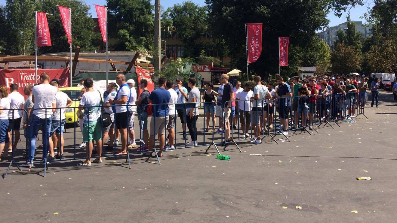 FOTO&VIDEO | Interes maxim pentru returul cu Sporting: suporterii au creat cozi uriașe la casele de bilete de la Arena Națională! Mai pot cumpăra tichete doar în peluze