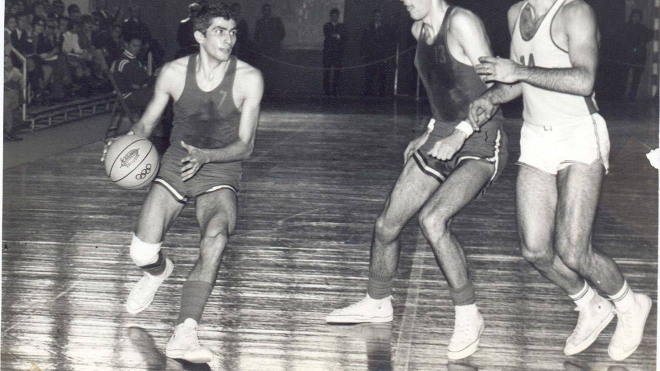 Dinamo - Steaua sau "Securitatea vs Armată". Cum percepe derby-ul de duminică o legendă a baschetului românesc. "Rolul jucat de Securitate a avut o influență nefastă asupra celor înrolați sau racolați, nu de puține ori prin șantaj"