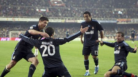 VIDEO **Meci total pe Mestalla! Dublă de senzație Higuain, Real rămâne în plasa Barcelonei