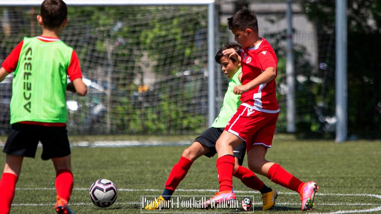 Juniorii lui Dinamo, două umilințe într-o singură săptămână chiar sub ochii legendelor Ionel Dănciulescu și Dănuț Lupu! 38-0 scorul campionatului!