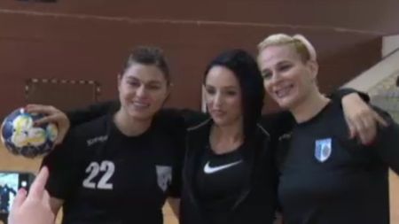 FOTO | Surpriză uriașă pentru fetele de la CSM București. Andreea Marin le-a vizitat: "Mi-a fost dor de handbal"