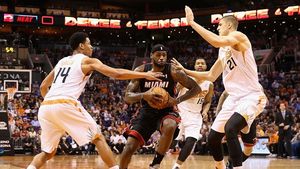 VIDEO - LeBron, ce aruncare. "Regele" a adus victoria lui Heat la buzzer beater în meciul cu Warriors