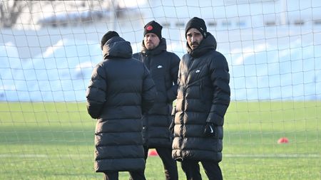 „Nu e cum crede lumea, nu dă Gigi Becali un telefon”. A intrat la antrenamentul FCSB şi a văzut ce fac, de fapt, Elias Charalambous şi Mihai Pintilii