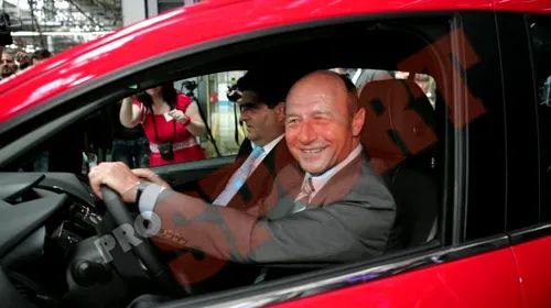 FOTO** Traian Băsescu a cumpărat primul model Ford B-MAX, lansat la fabrica din Craiova