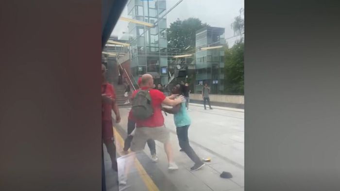 Scene incredibile la EURO: sârbii l-au dat jos din tren, după ce l-au bătut și l-au înjurat! Bărbatul de culoare nu a mai suportat, iar ce a urmat a devenit viral