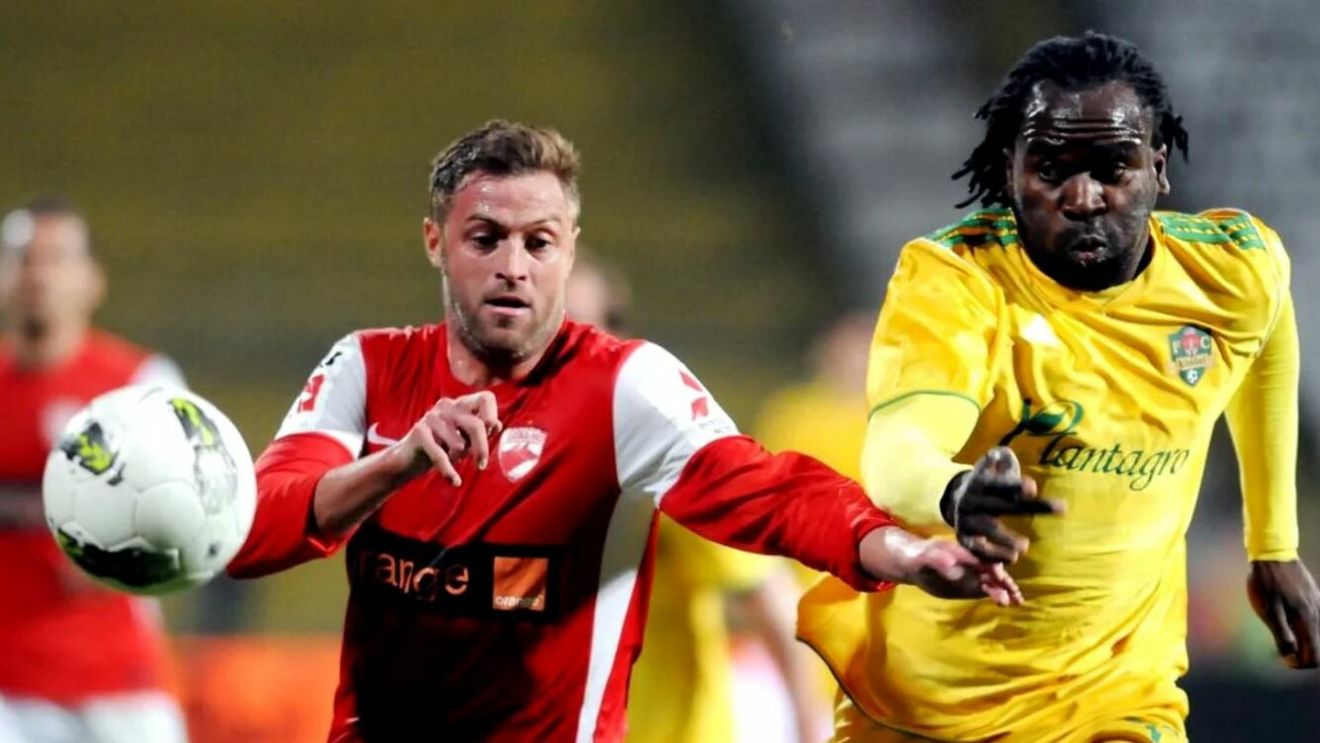 Mike Temwanjera, fotbalistul despre care Adrian Porumboiu spunea că „e mai bătrân decât Gabi Balint”, i-a provocat hohote de râs lui Elias Charalambous: „Mereu îl întrebam ce vârstă are, era amuzant. Nu știu câți ani avea”