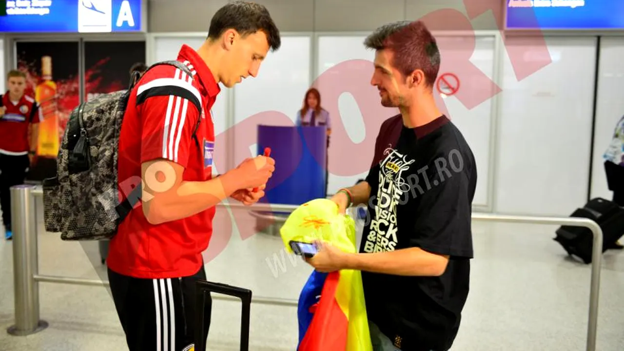 GALERIE FOTO | Naționala României a ajuns la Atena. Jucătorii au acordat autografe și s-au pozat cu fanii
