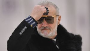 Gigi Becali a mirosit femeile pe stradă în Milano și a început să plângă de mila lor: „Vai, săraca de tine!”