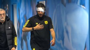 Dezvăluiri cutremurătoare după ce antrenorul lui Lyon a fost umplut de sânge de suporterii lui Marseille. „O scenă șocantă! Avea comoție cerebrală!”