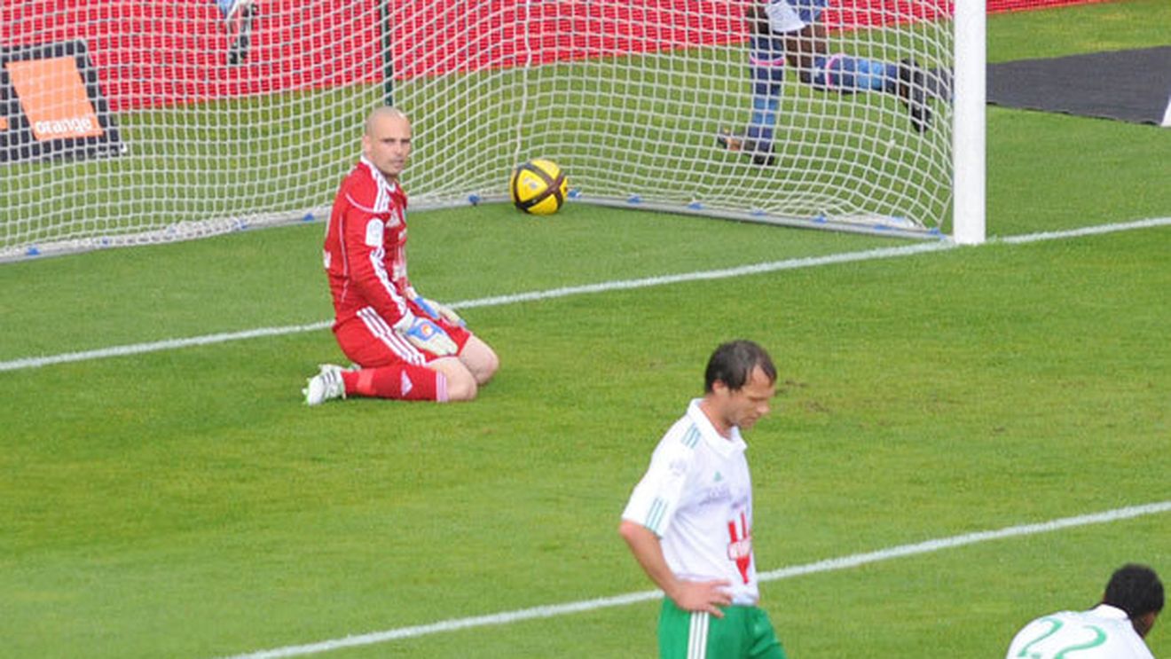 Orice portar are o doză de nebunie, dar asta le întrece pe toate!** Împarte vestiarul cu Bănel și are o idee pentru protecția împotriva frigului: