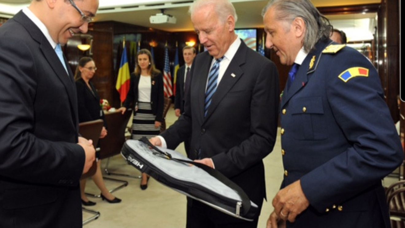 Dialogul fabulos între Joe Biden şi Victor Ponta despre Ilie Năstase! „Mă faceți şi pe mine general al Armatei Române?” Preşedintele SUA va lua sigur cadoul de la „Nasty” la Casa Albă | EXCLUSIV