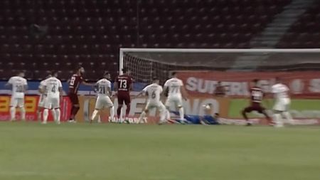 Horațiu Moldovan, înger și demon în același minut pentru Rapid. După o dublă paradă, portarul greșește și CFR Cluj reușește să deschidă scorul