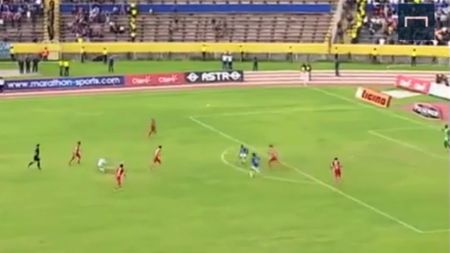 Așa ceva chiar nu s-a mai văzut pe un teren de fotbal: gol din foarfecă, după o pasă de la propriul portar