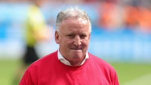 Gafă virală a lui Andreas Brehme! Fostul fotbalist, ajuns acum la 62 de ani, a filmat un mesaj de felicitare pe Whatsapp, dar pe înregistrare apare și o femeie goală în apartamentul lui! | VIDEO