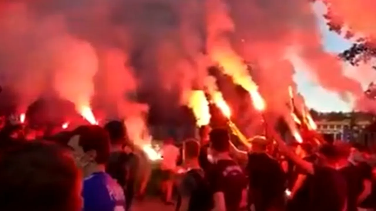 Imagini incredibile din Ucraina! Fanii lui Dinamo Kiev i-au declarat război lui Mircea Lucescu! Au ieșit pe străzi, au aprins torțele și i-au cerut să plece | VIDEO