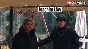 Joachim Low, discuții private cu o blondă atrăgătoare! Selecționerul Germaniei a fost la București pentru tragerea la sorți a EURO 2020. EXCLUSIV FOTO&VIDEO