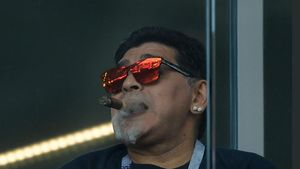 Maradona o ține din scandal în scandal! A tunat în direct la tv: "Mi-a distrus câteva mașini. A furat și bani de la mine"  