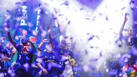 Clipe memorabile pentru românul care a promovat în La Liga. „Meci nebun. Nu mai găseam drumul spre vestiar”. Atacantul visează la întâlnirea cu Lewandowski. EXCLUSIV