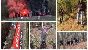 FOTO | Suporterii Reșiței, protest inedit față de o decizie a Jandarmeriei! S-au legat cu lanțuri de copaci pe dealul de lângă stadion: ”Pentru a pleca de aici e nevoie de un flex, ori de o drujbă”