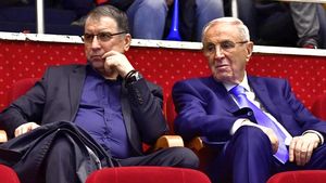 Imagini emoționante cu omul care i-a vândut Steaua lui Gigi Becali! Cum a ajuns la 88 de ani Viorel Păunescu, milionarul despre care Victor Pițurcă spune că e singurul lui prieten din această lume