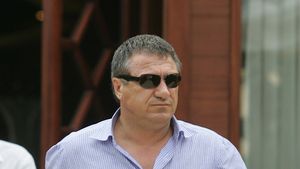 V.Becali: "Să fie jucători și impresari în cătușe!"