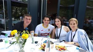 Pentru cine s-a pus Florin Niță în genunchi la EURO. Imaginile cu fotbaliștii naționalei României, înainte de meciul cu Slovacia, care te vor emoționa până la lacrimi