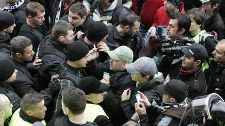 Jurnaliștii i-au bătut pe jandarmi, la ei "acasă" :)**