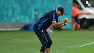 „Nu m-am gândit că ajung în asemenea postură, dar asta e viața!”. Patru lupte „parte-n parte” pe care Superliga le aduce în premieră pun antrenorii în situații inedite. EXCLUSIV