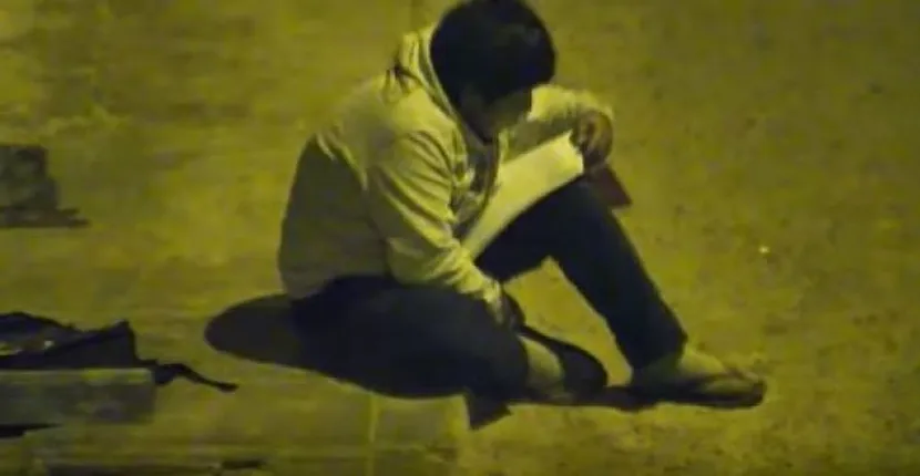VIDEO | Un băiat a fost filmat în timp ce își făcea temele pe trotuar. Cum i s-a schimbat radical viața după aceea