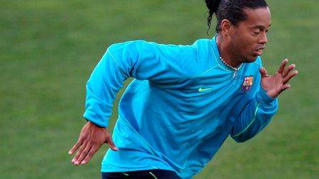 Maradona: "Barca ar face cea mai mare greșeală din istorie dacă renunță la Ronaldinho"