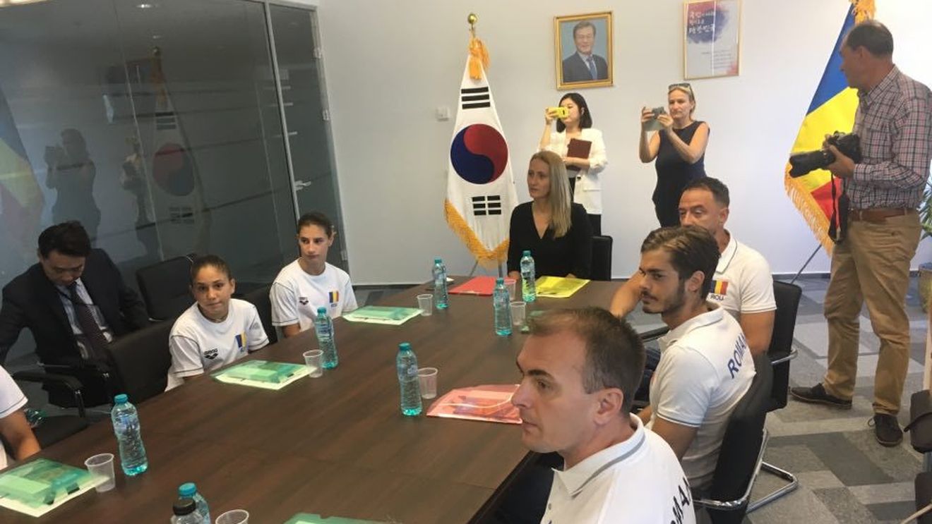 Camelia Potec & Co au luat un "bazin" de încredere înainte de CM din Gwangju. Vizită la etajul 33, sediul ambasadei țării care organizează competiția programată între 12 și 28 iulie 