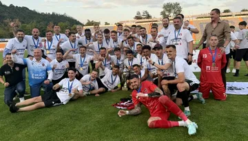Gloria Bistrița Năsăud, promovare în Liga 2 după un meci ca un roller coaster! A învins dramatic SCM Râmnicu Vâlcea, iar Cristian Pustai le-a promis jucătorilor ”cântece și poezii”. Impresiile profesorului și ale atacantului Azdren Llullaku