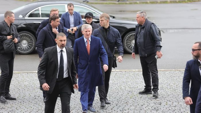 Cel mai bogat om din Ucraina a ajuns la Mircea Lucescu: Rinat Ahmetov a venit cu zeci de bodyguarzi și buchete imense de trandafiri roșii!