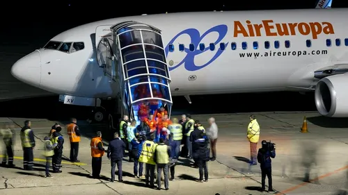 FOTO | Am pierdut meciul avioanelor: Spania a venit la Cluj cu o aeronavă Boeing 737 Next Gen nouă, în timp ce România a închiriat un avion Tarom de aceeași vârstă cu Nicușor Stanciu