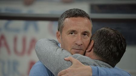 IMAGINEA SERII | Mihai Stoica, primire caldă din partea lui Reghecampf, la primul meci la care a revenit pe bancă