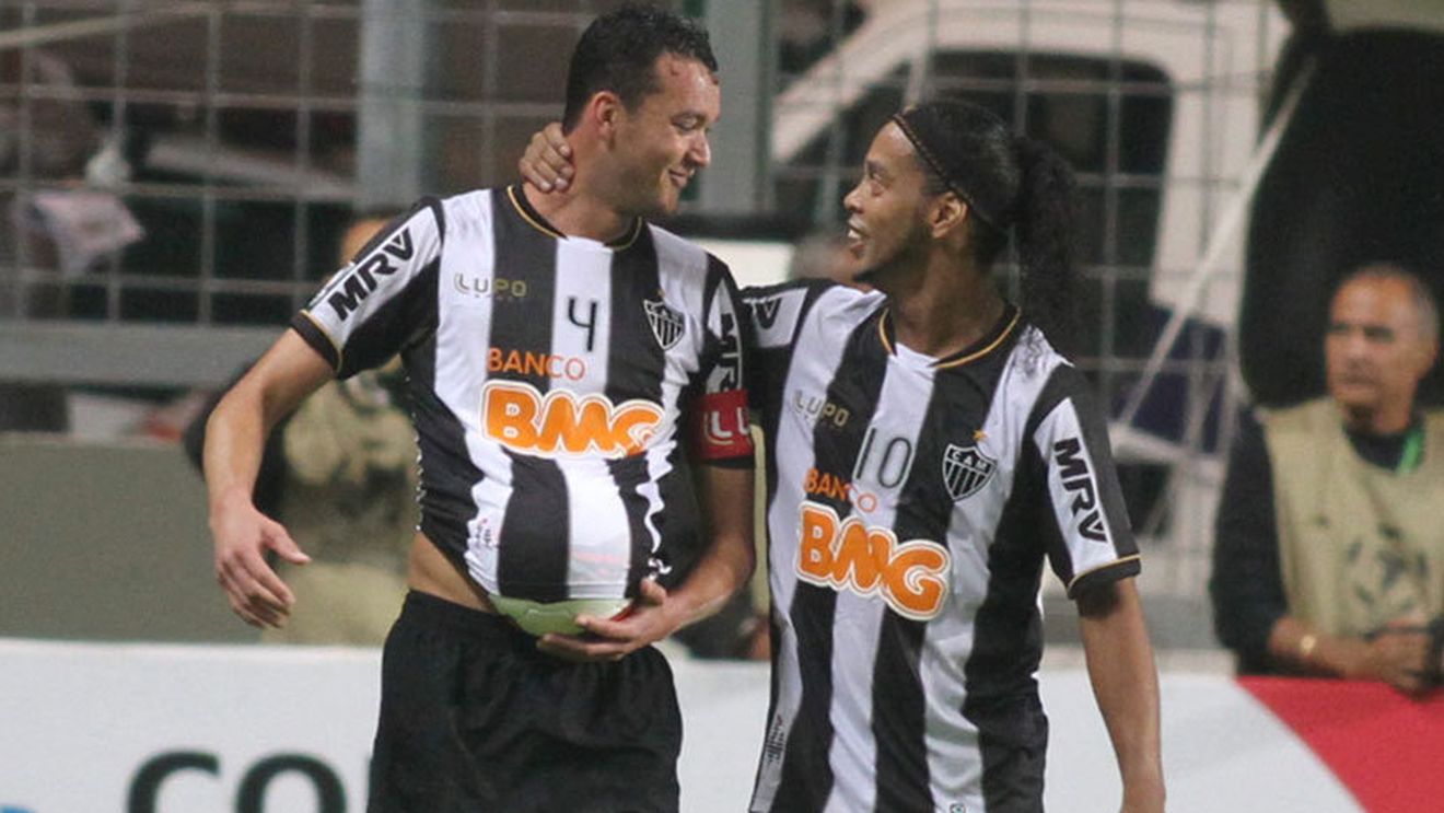 VIDEO Ce vrăji mai face Ronaldinho? O nouă pasă inedită inventată de brazilian