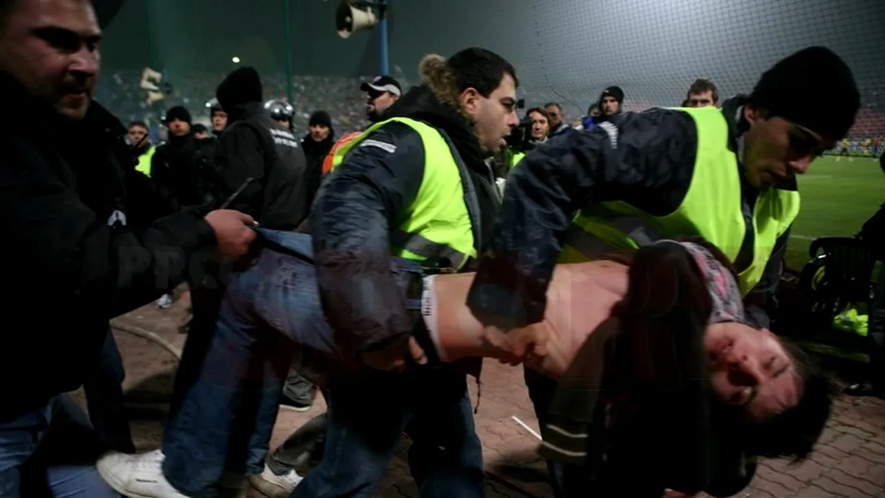 MĂ‚CEL ÎN GHENCEA! FOTO Ultrașii steliști, în război cu forțele de ordine!