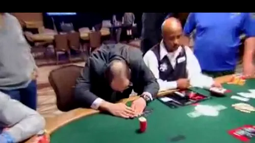 Fază SCANDALOASĂ‚! VIDEO Făcută praf de „arbitru”… la poker! Dealerul care a distrus un pariu de peste 100.000 de dolari