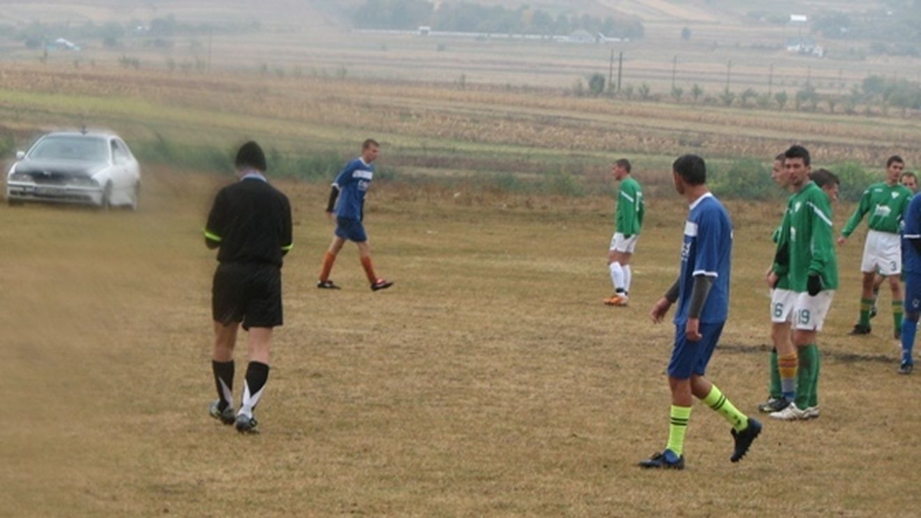 VIDEO INIMAGINABIL** Un tânăr arbitru român își ia bătaia vieții la un meci de liga a 5-a! 'Tu-mi dai roșu, bă?! Galben!'