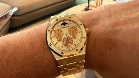 Milionarul și-a făcut cadou de ziua lui de naștere un ceas de 460.000 de euro!