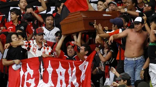 Suporterii unei echipe columbiene au dus pe stadion un sicriu în care se afla cadavrul unui fan