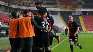 Alex Maxim, în mare formă în Turcia! Assist pentru prima victorie a lui Gaziantep cu Sa Pinto pe bancă | VIDEO