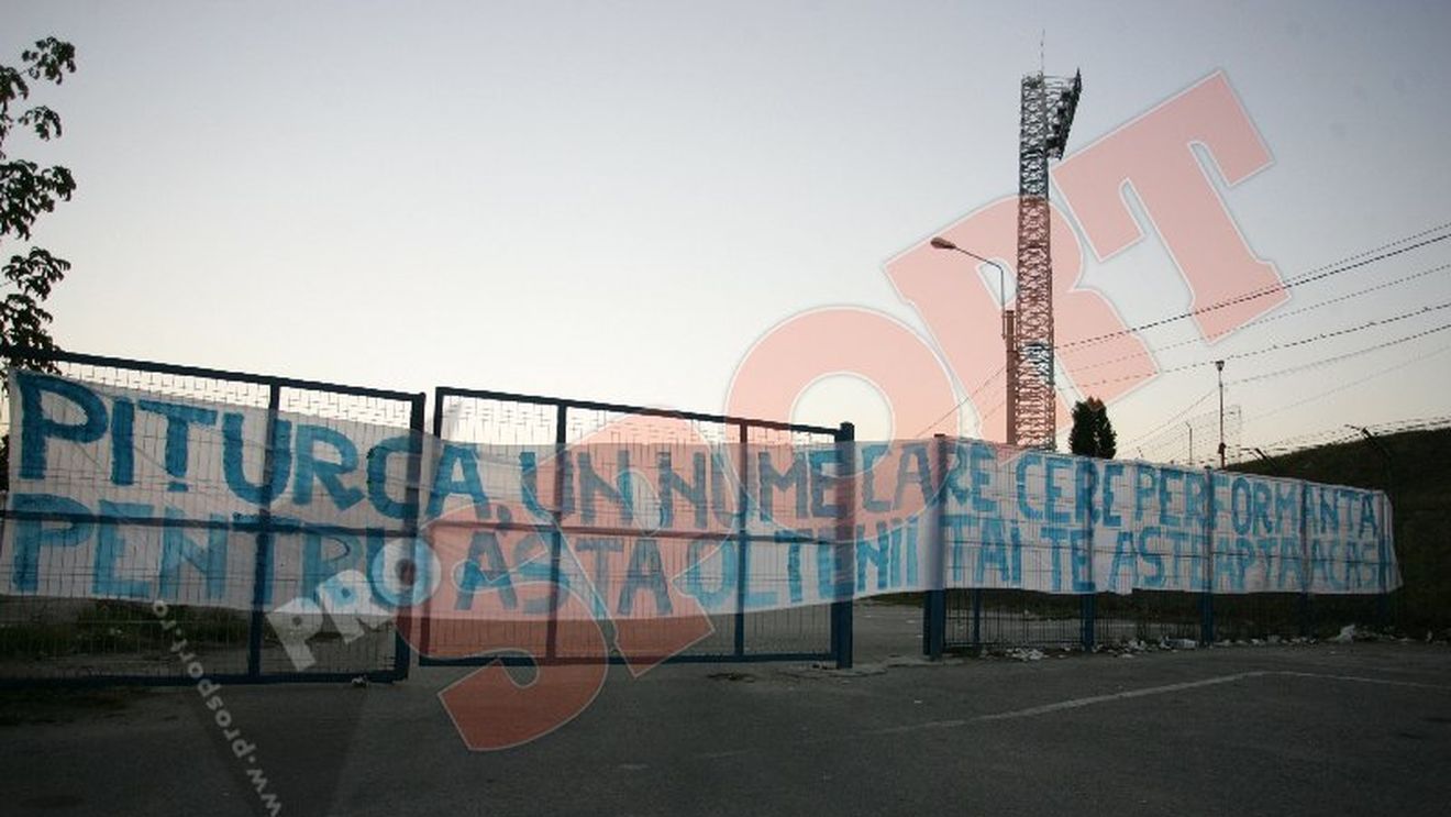 Fanii au ieșit în stradă! Pițurcă a stârnit o nouă revoluție la Craiova!